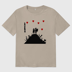 Футболка оверсайз женская Banksy Бэнкси мальчик и девочка на горе оружия, цвет: миндальный