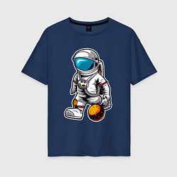 Женская футболка оверсайз Космонавт играет планетой