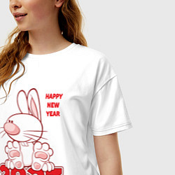 Футболка оверсайз женская Happy New Year, 2023, кролик сидит на цифрах, цвет: белый — фото 2