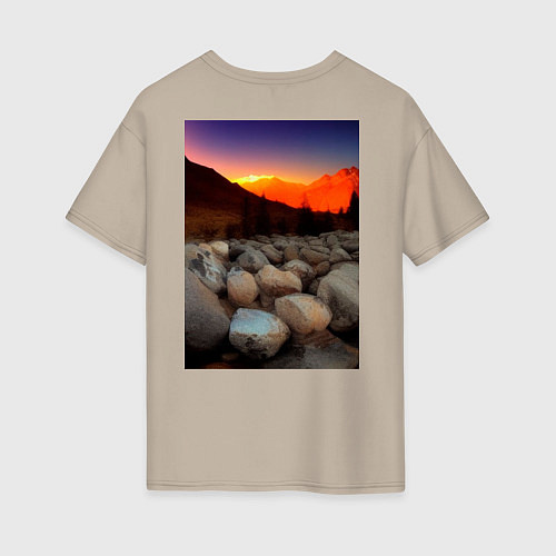 Женская футболка оверсайз Горный пейзаж в закате солнца, каменная река / Миндальный – фото 2