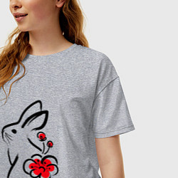 Футболка оверсайз женская Силуэт кролика с японским цветком, цвет: меланж — фото 2