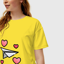 Футболка оверсайз женская Бумажный самолетик - сердца, цвет: желтый — фото 2