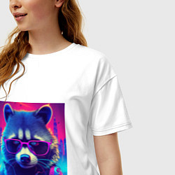 Футболка оверсайз женская Енот в очках и куртке на фоне неонового киберпанк-, цвет: белый — фото 2