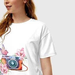 Футболка оверсайз женская Фотоаппарат в цветах и бабочки, цвет: белый — фото 2