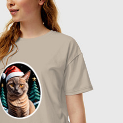 Футболка оверсайз женская Кот Бурманской породы в новогодней шапке, цвет: миндальный — фото 2