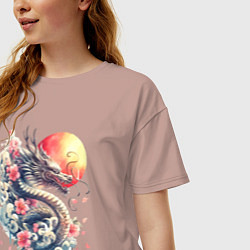 Футболка оверсайз женская Японский дракон на фоне солнца и цветки сакуры, цвет: пыльно-розовый — фото 2