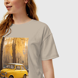 Футболка оверсайз женская Желтый ретро автомобиль, цвет: миндальный — фото 2