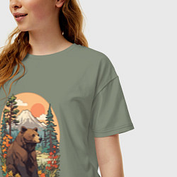 Футболка оверсайз женская Медведь в лесу на фоне гор, цвет: авокадо — фото 2