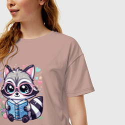 Футболка оверсайз женская Енот читающий книгу, цвет: пыльно-розовый — фото 2