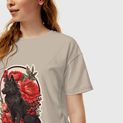 Футболка оверсайз женская Чёрный волк и красные цветы, цвет: миндальный — фото 2
