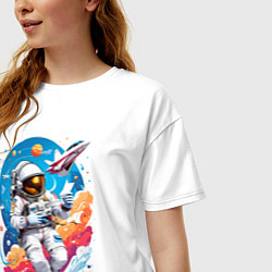Футболка оверсайз женская Космонавт в небе, цвет: белый — фото 2