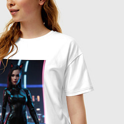 Футболка оверсайз женская Девушка с кошачьими ушами стоит на фоне небоскребо, цвет: белый — фото 2