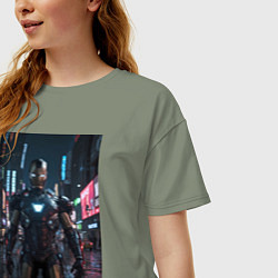 Футболка оверсайз женская Железный человек посреди ночного города, цвет: авокадо — фото 2