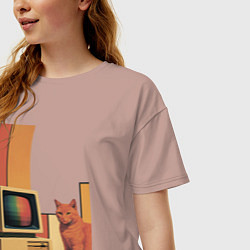 Футболка оверсайз женская Рыжий кот сидит у старого компьютера ретро поп-арт, цвет: пыльно-розовый — фото 2