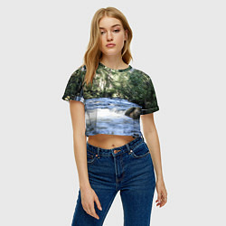 Футболка 3D укороченная женская Течёт река в лесу, цвет: 3D-принт — фото 2