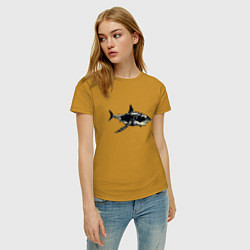 Футболка хлопковая женская Акула на белом фоне, цвет: горчичный — фото 2