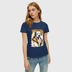 Футболка хлопковая женская Белая собака репер в наушниках с золотой цепью, цвет: тёмно-синий — фото 2