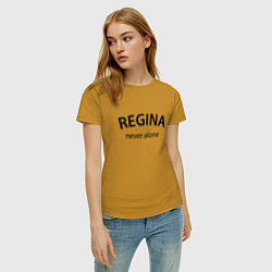 Футболка хлопковая женская Regina never alone - motto, цвет: горчичный — фото 2