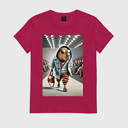 Футболка хлопковая женская Капибара модель на дефиле животных, цвет: маджента
