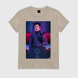 Футболка хлопковая женская Игра в кальмара ведущий с солдатами, цвет: миндальный