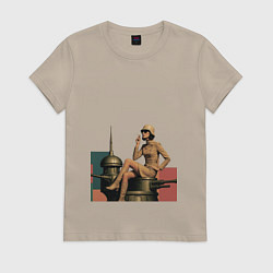 Футболка хлопковая женская Девушка на орудийной башне ретрофутуризм поп-арт 1, цвет: миндальный