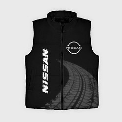 Женский жилет Nissan speed на темном фоне со следами шин: надпис
