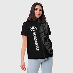 Женский жилет Toyota speed на темном фоне со следами шин: по-вер, цвет: 3D-черный — фото 2