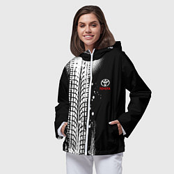 Ветровка с капюшоном женская Тойота - следы от шин, цвет: 3D-белый — фото 2