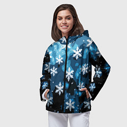 Ветровка с капюшоном женская Стилизованный паттерн со снежинками тёмно-синий, цвет: 3D-черный — фото 2